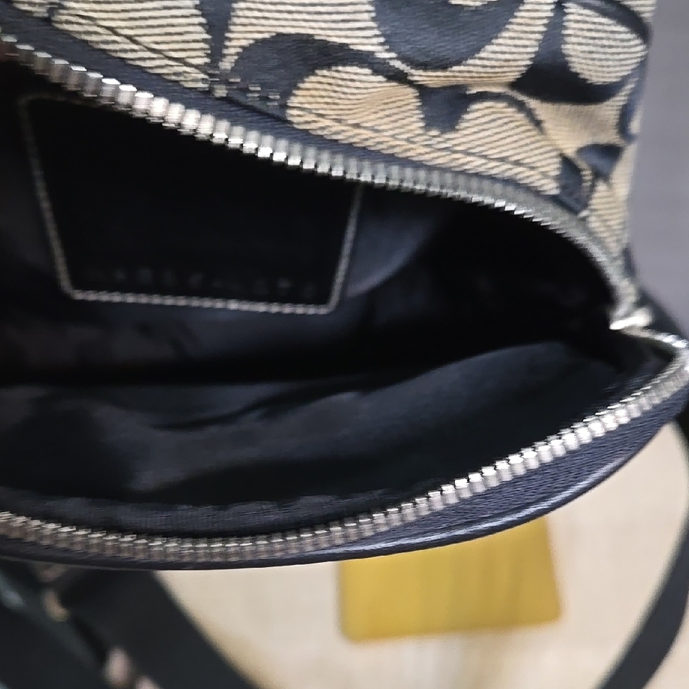 Coach Black and Cream Messenger Bag Signature Style (Camera Bag) NWOT - Picture 6 of 11